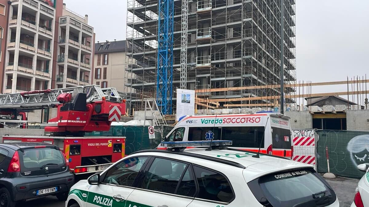 Un operaio 28enne è morto sotto il carico di una gru: l'incidente in un cantiere edile