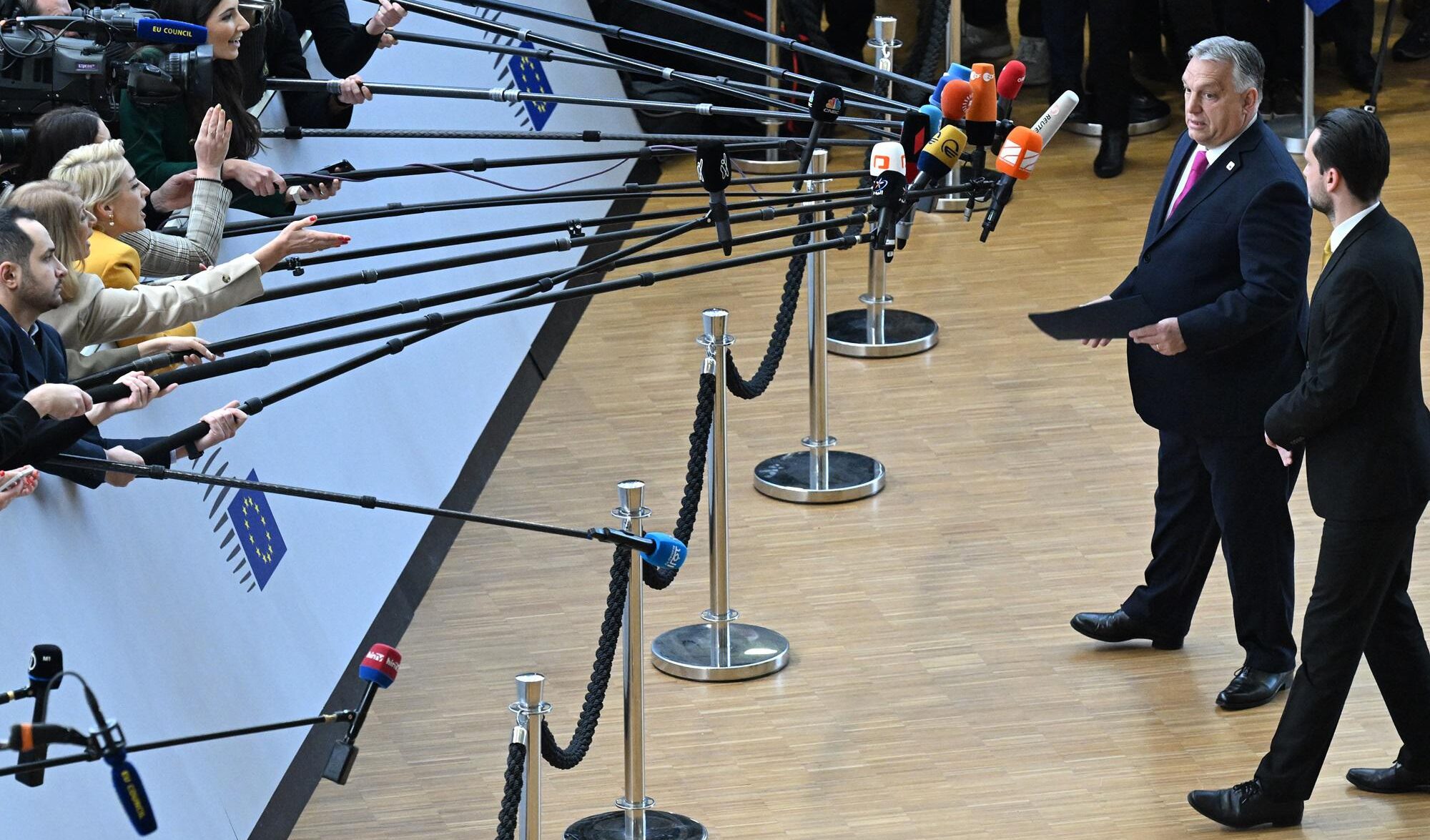 Il Consiglio europeo apre all'Ucraina: Orban non ha partecipato alla votazione e poi la critica