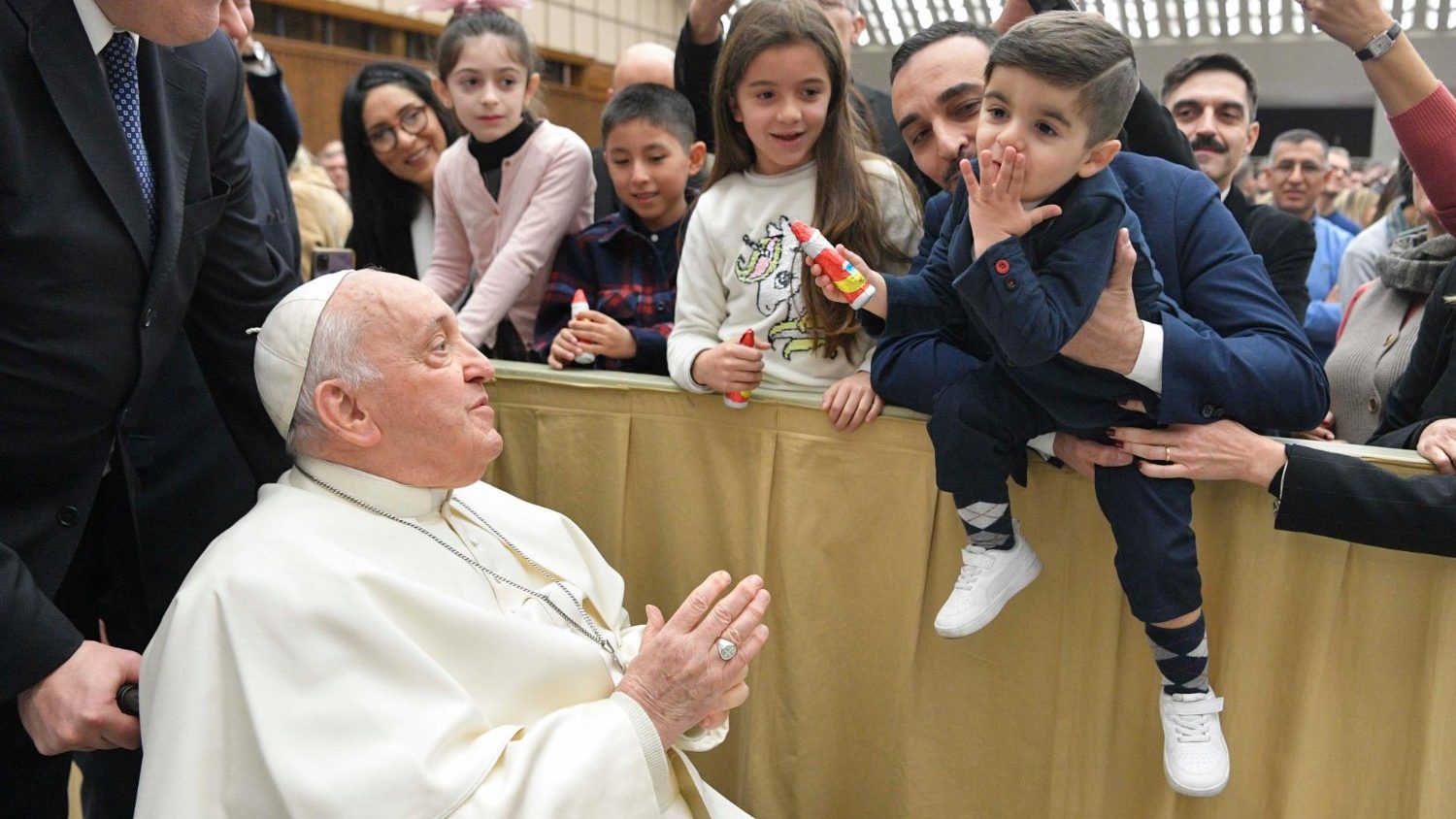 Francesco: "La guerra fa perdere il sorriso ai bambini, lavoriamo perché tornino a sorridere"