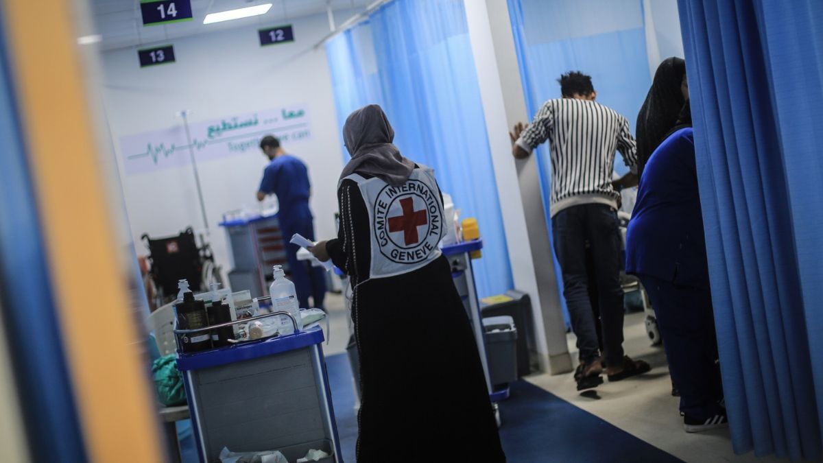 A Gaza un chirurgo di Msf ferito in un attacco all'ospedale Al-Awda A Gaza un chirurgo di Msf ferito in un attacco all'ospedale Al-Awda