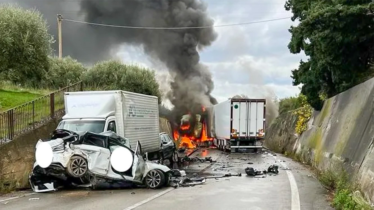 Camion travolge 4 auto sulla statale 113: un uomo è morto, ci sono feriti gravi