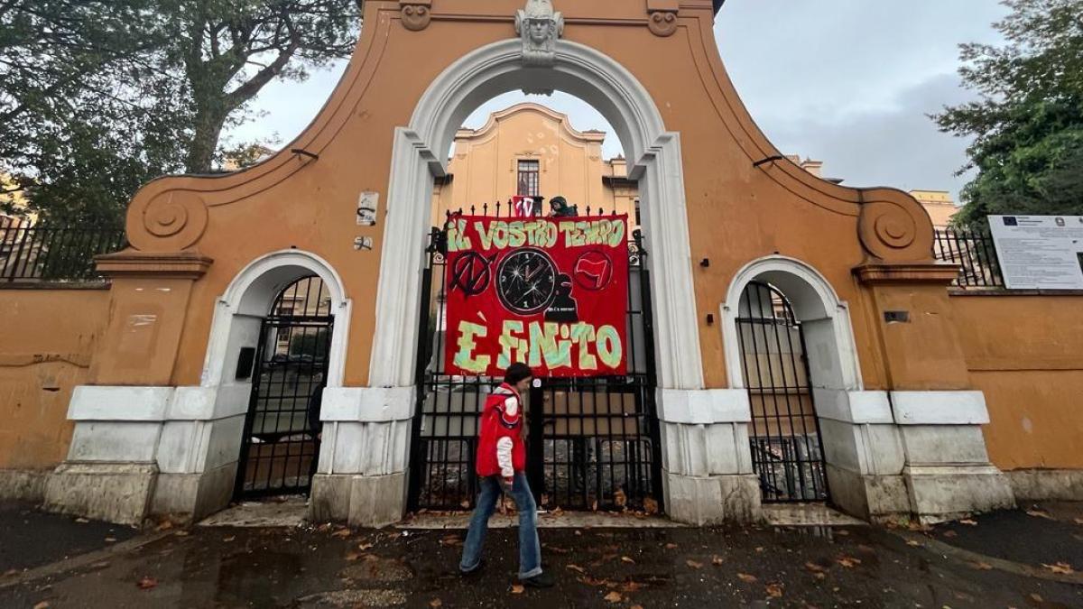 Liceo Mamiani occupato, la preside scrive alle famiglie: "Pagherete voi i 64mila euro del Pnrr che perderemo"