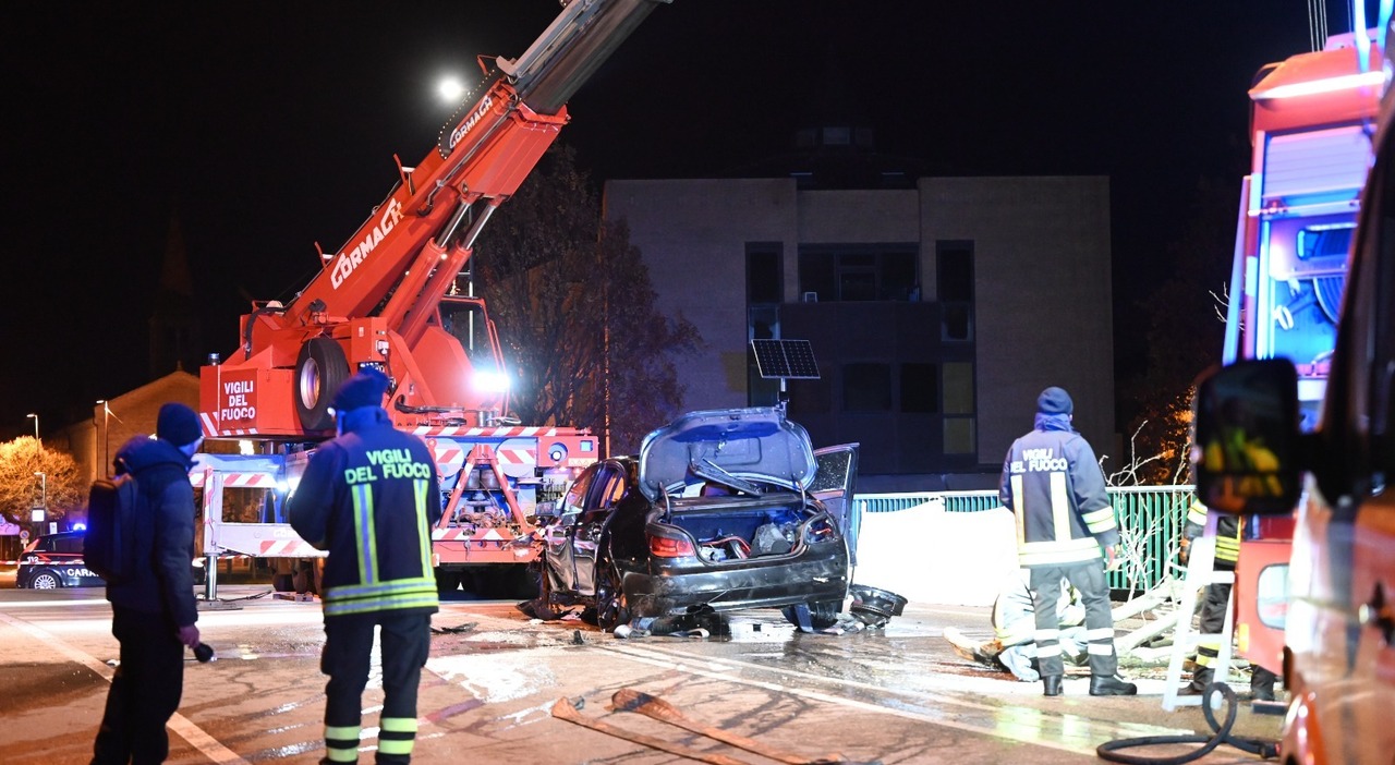 Un'auto finisce in un canale nel veneziano, 3 giovani i morti accertati