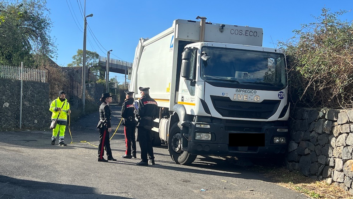 Incidenti sul lavoro, operaio schiacciato tra un camion e un muro: è grave