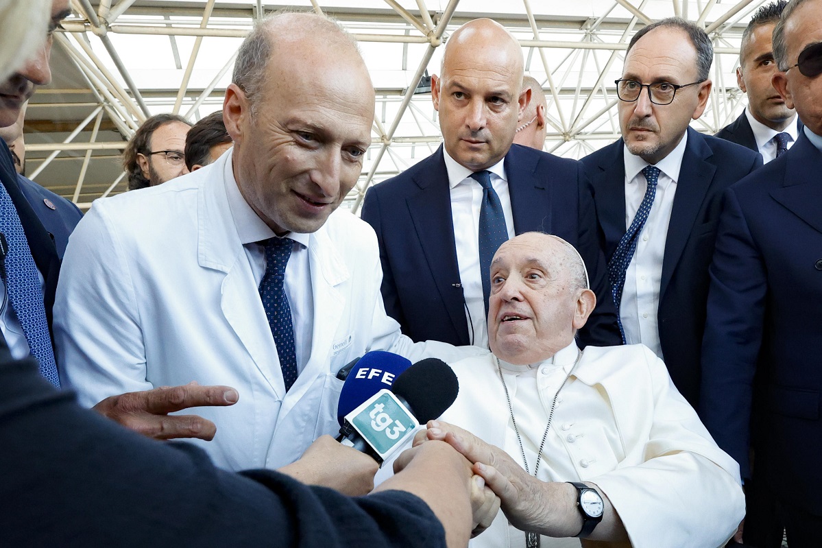 Il medico di Papa Francesco: "E' un uomo di 87 anni con grandi responsabilità, è normale che sia affaticato"