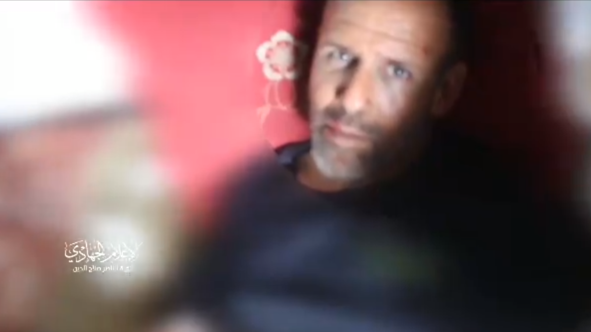 Le brigate filo-Hamas mostrano un ostaggio israeliano e dicono che è stato ucciso in un attacco aereo Le brigate filo-Hamas mostrano un ostaggio israeliano e dicono che è stato ucciso in un attacco aereo