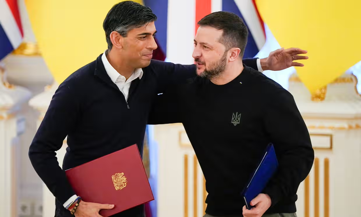 Londra in soccorso dell'Ucraina: Zelensky e Sunak firmano un accordo sulla sicurezza tra i due paesi