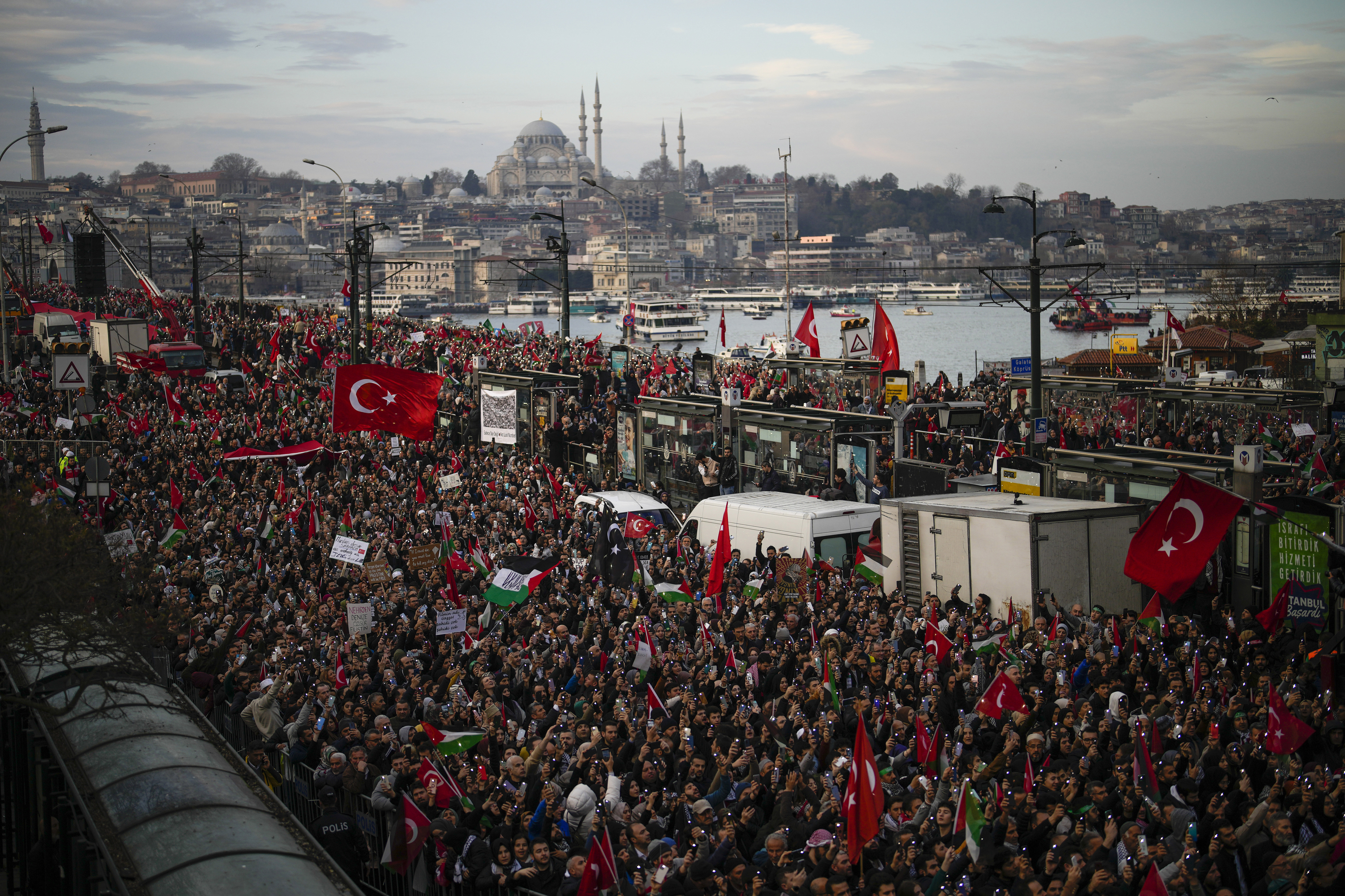 A Istanbul decine di migliaia in piazza per uno stato palestinese