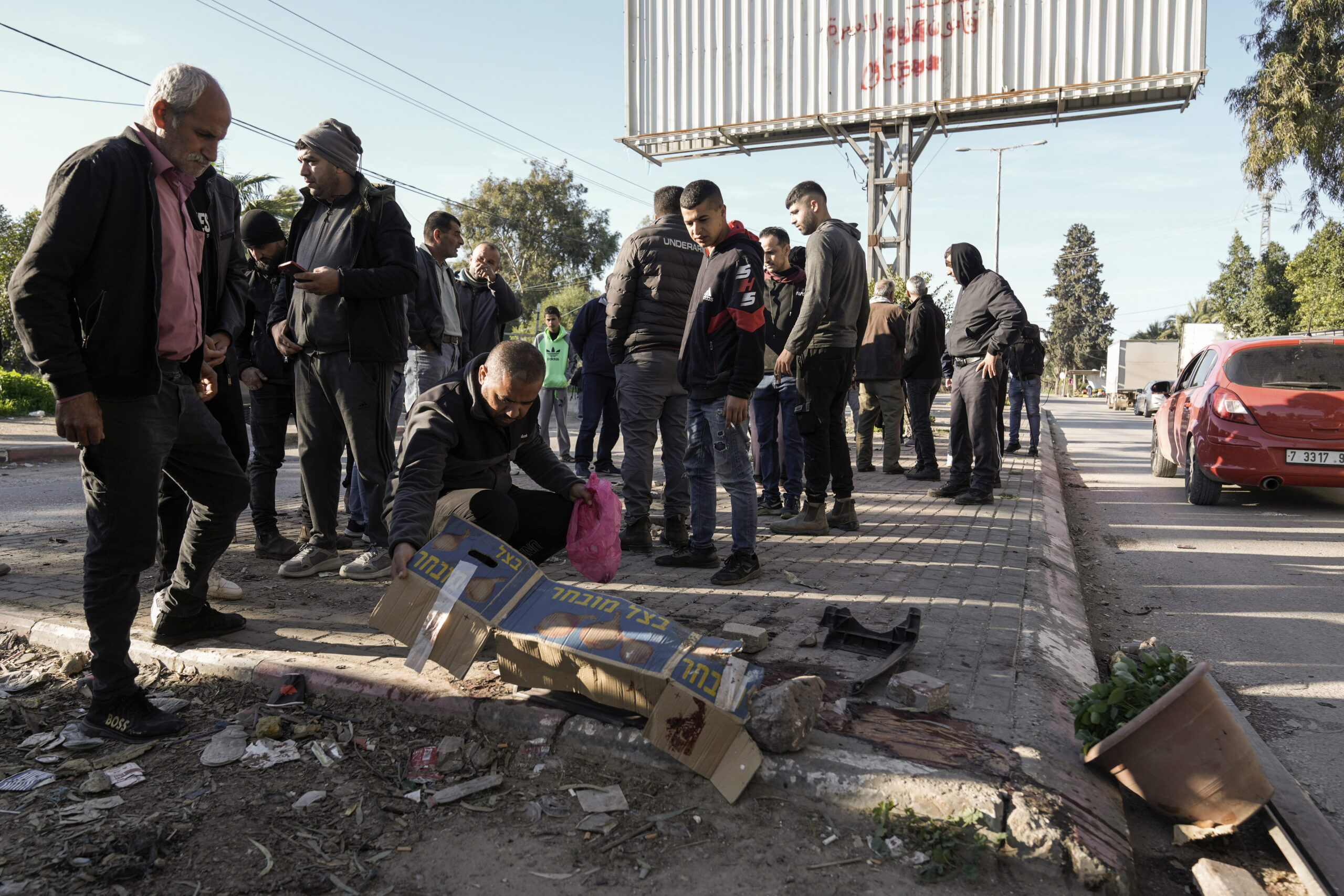 Gli israeliani uccidono sei palestinesi durante un attacco aereo a Jenin