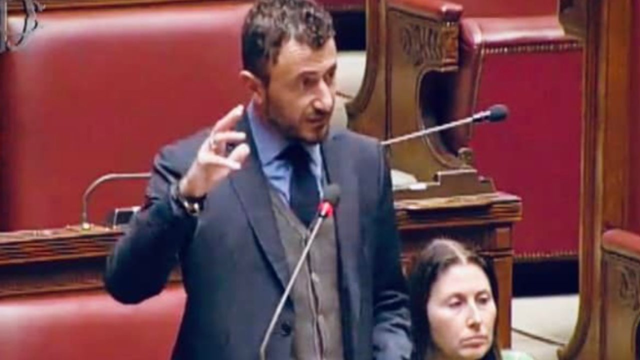 Caso Pozzolo, Luca Campana (il 31enne ferito) ha querelato il deputato di Fdi