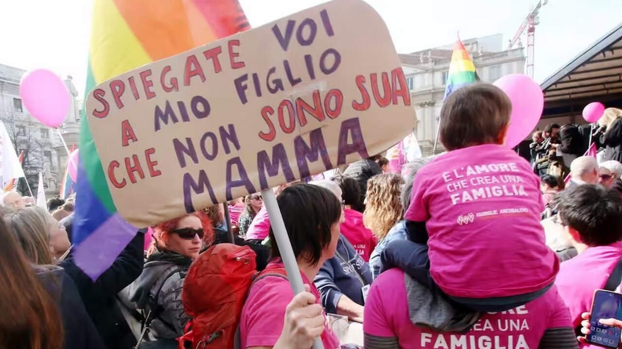 Coppie omogenitoriali, in Piemonte la destra vieta gli affidi: "Il modello migliore è quello di una mamma e di un papà"