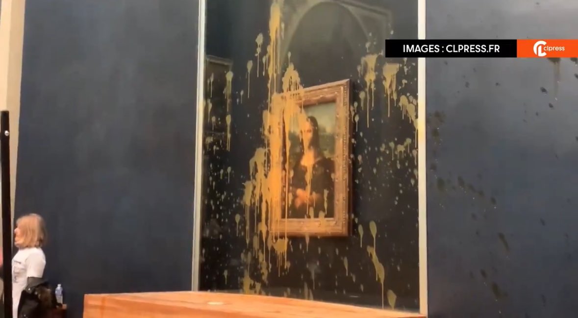 Eco-attivisti gettano zuppa sulla Gioconda al museo del Louvre di Parigi