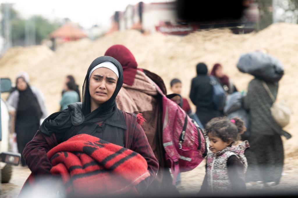 Gaza, la gente affamata prende il cibo destinato all'ospedale Nasser di Khan Younis