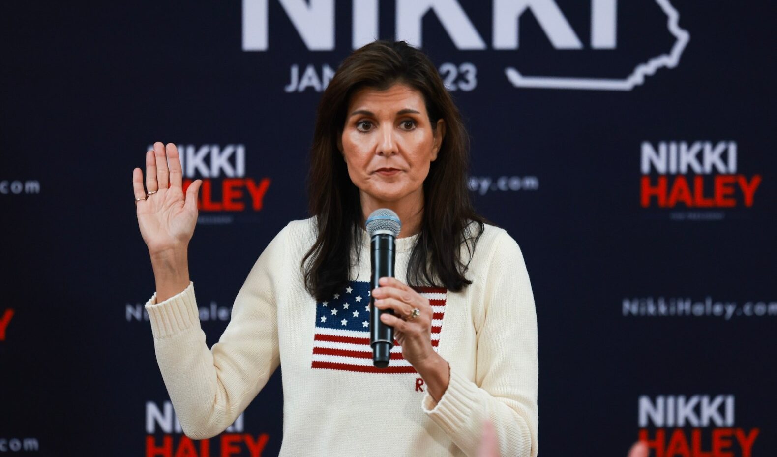 Nikki Haley torna ad attaccare Donald Trump puntando sull'età avanzata