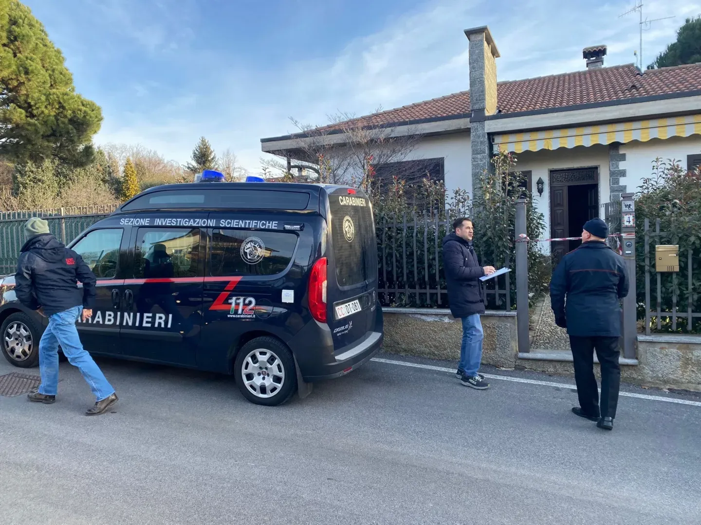 Accoltellato avverte la madre prima di morire: la donna trova il corpo nel salotto di casa