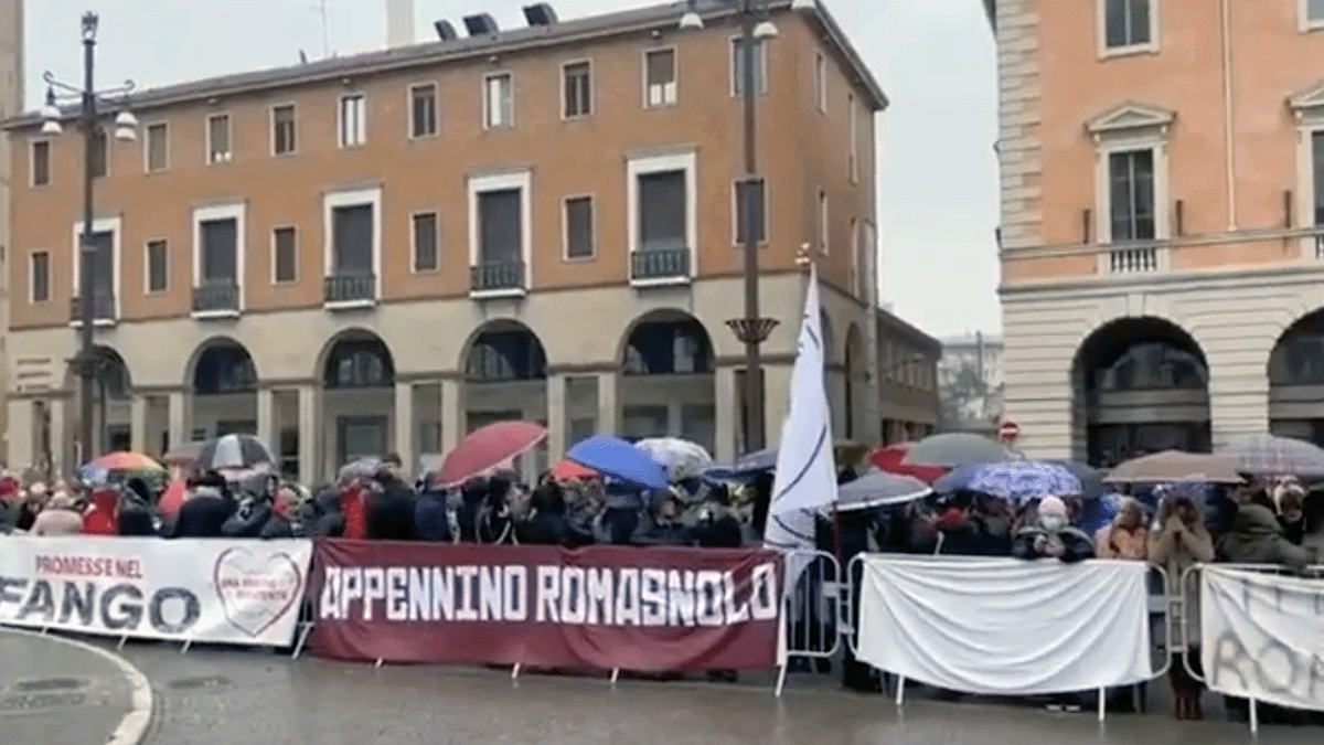 Meloni incontra Von der Leyen a Forlì, il presidio di protesta degli alluvionati: "Le passerelle non aiutano"