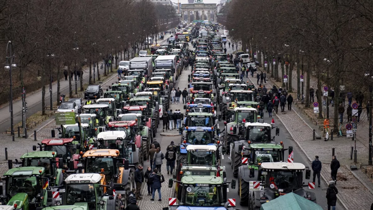 Gli agricoltori bloccano le strade tedesche: "Niente agricoltori, niente cibo, niente futuro"