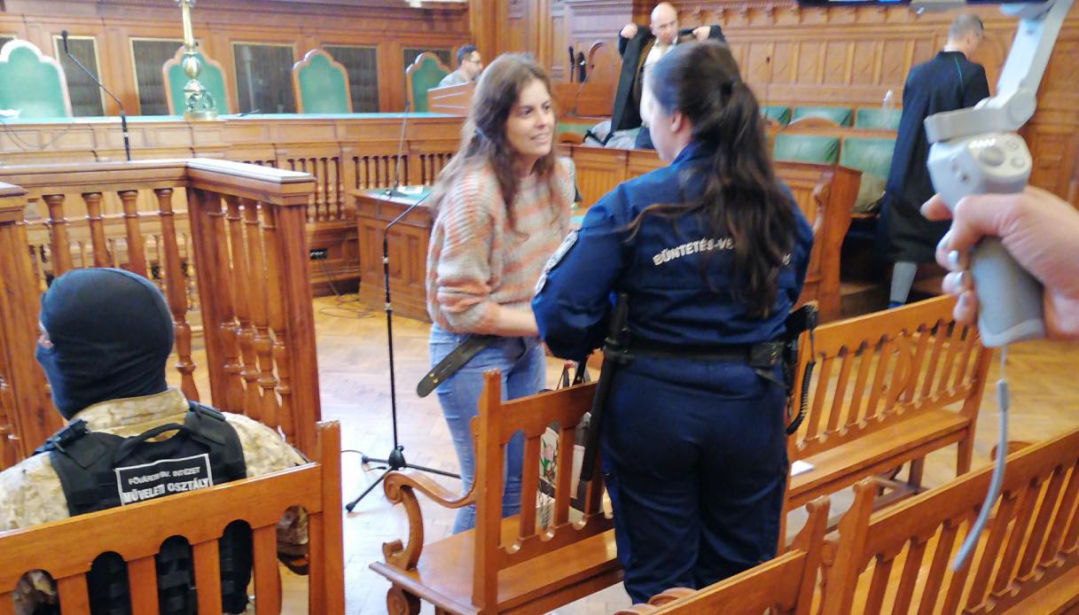 Ilaria Salis ottiene gli arresti domiciliari in Ungheria: "Soddisfazione, ma la battaglia giudiziaria non finisce qui"