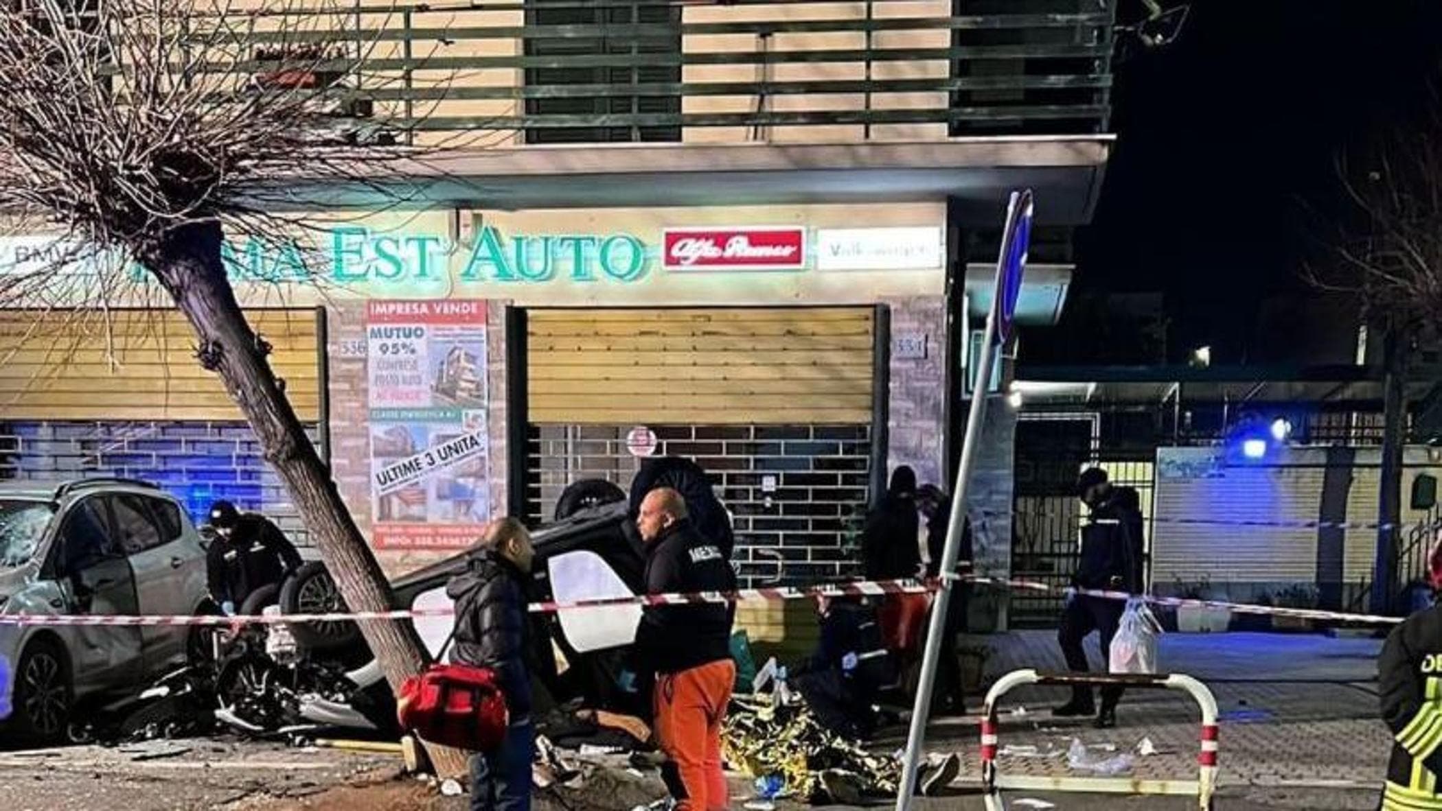 Una macchina piomba su un'auto in sosta: 2 morti e 4 feriti il drammatico bilancio