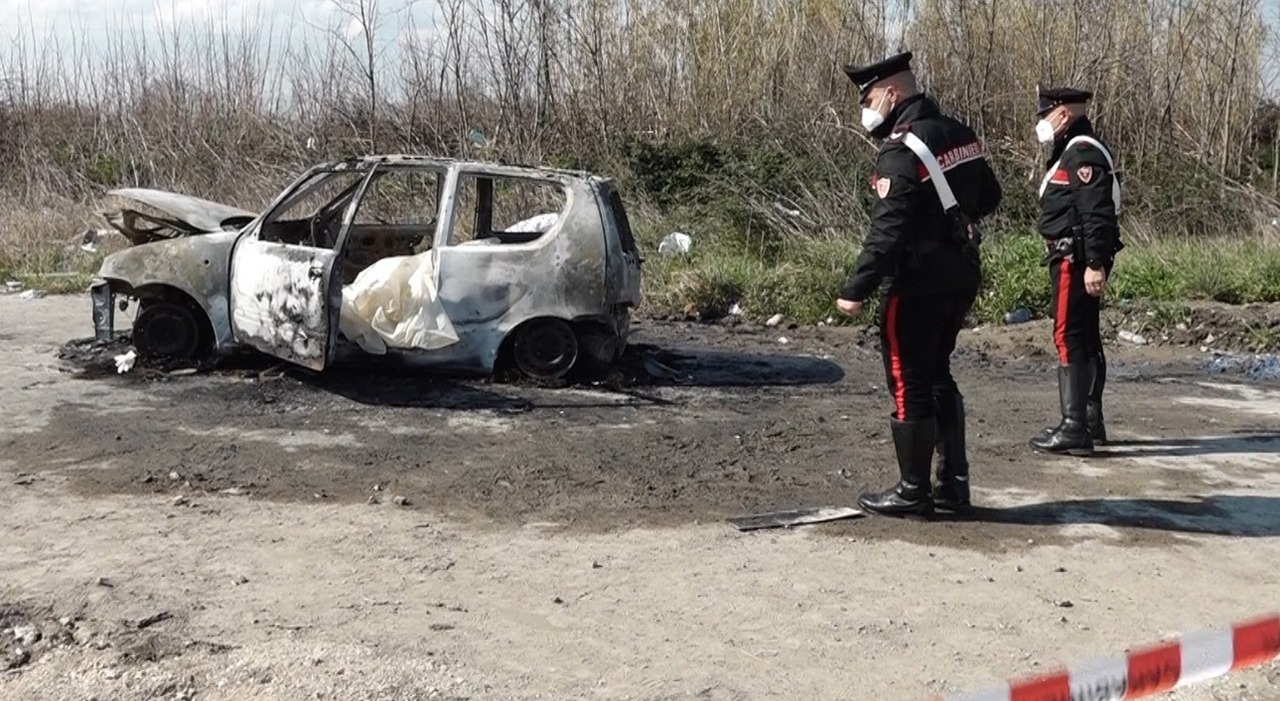 Ferirono l'ex della moglie e gli diedero fuoco (vivo) in un'auto: in manette una coppia ad Acerra