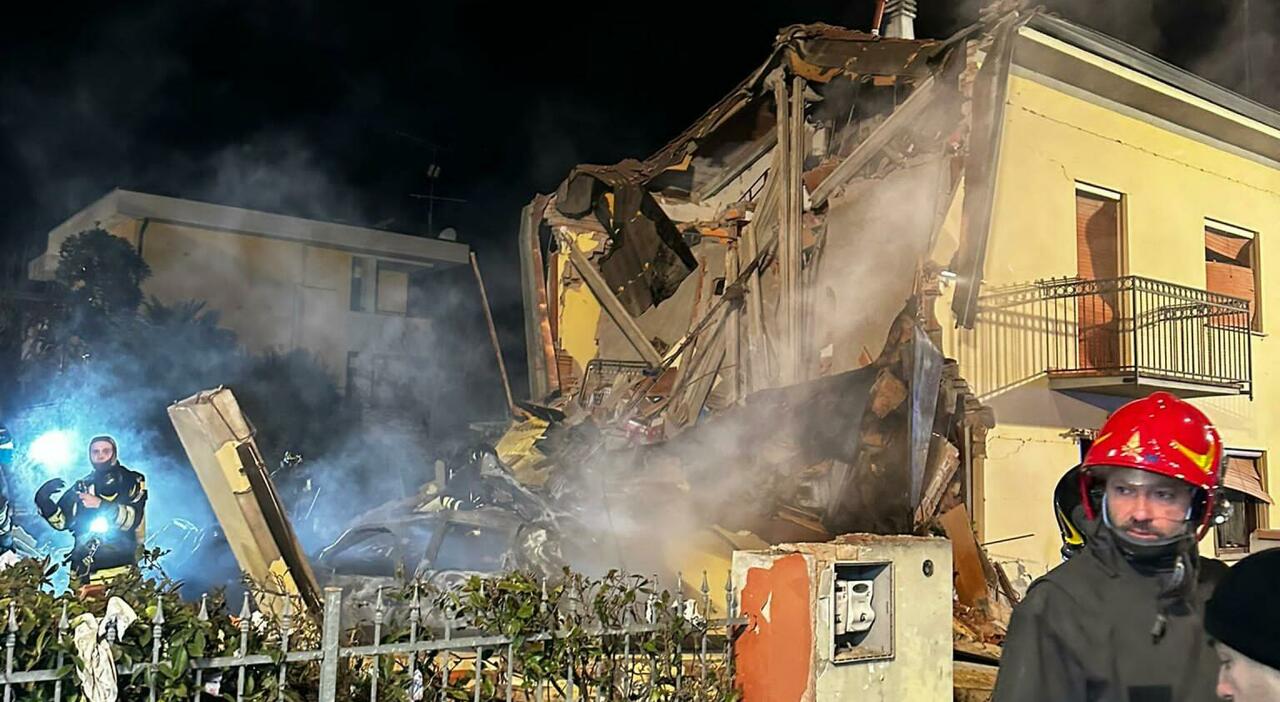 Esplode una palazzina all'alba, la deflagrazione ha danneggiato anche le case del vicinato: la situazione