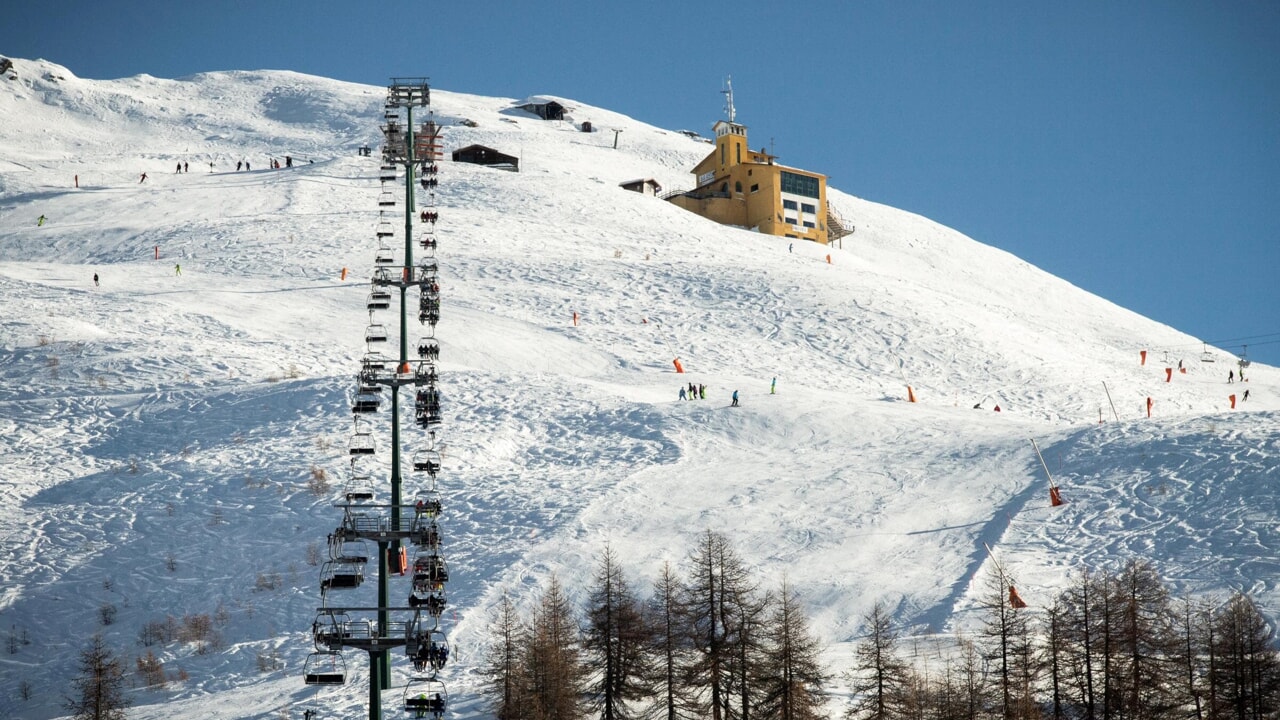 Cade da una seggiovia, morta un' 83enne sull'Alpe di Siusi: nella caduta è rimasta ferita anche un'altra donna