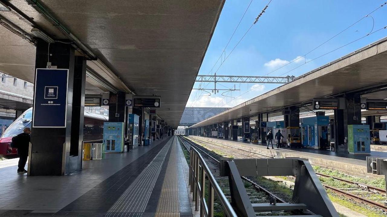 Cadavere sui binari alla stazione Termini: si tratta di un senzatetto nigeriano: le ipotesi sulla morte dell'uomo