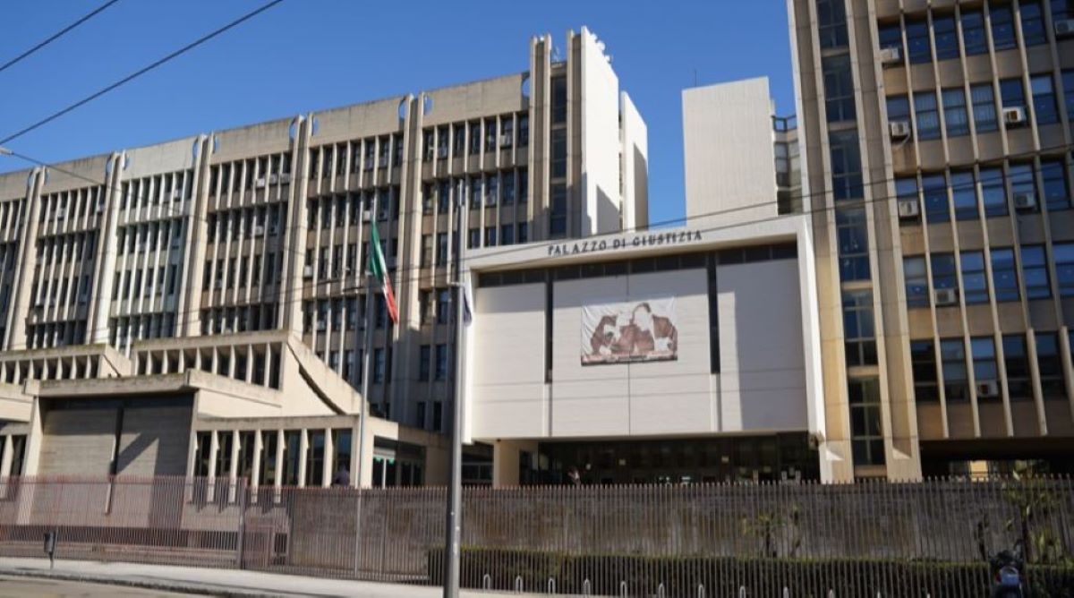 Va in tribunale per chiedere informazioni e viene arrestato: tenta la fuga, non sapeva di essere ricercato