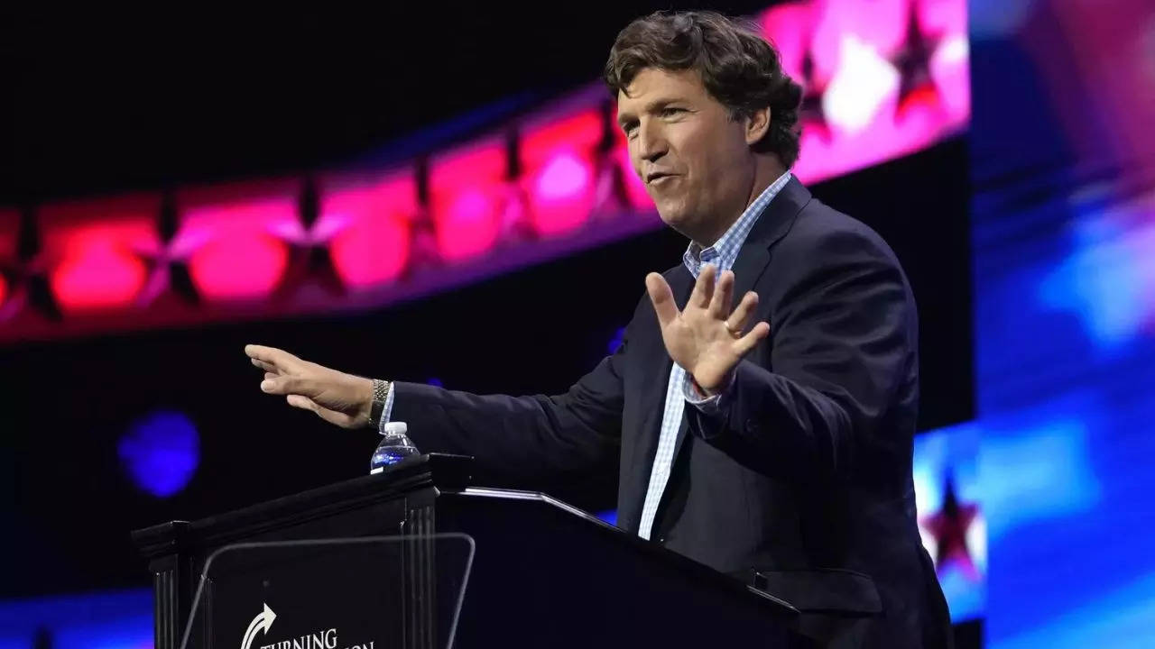 Il giornalista della destra complottista Usa Carlson a Mosca: "Qui le cose vanno molto bene..." Il giornalista della destra complottista Usa Carlson a Mosca: "Qui le cose vanno molto bene..."