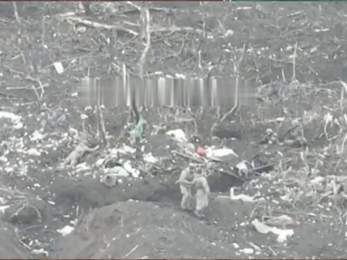 Tre soldati ucraini presi prigionieri da soldati russi ed eliminati a freddo Tre soldati ucraini presi prigionieri da soldati russi ed eliminati a freddo