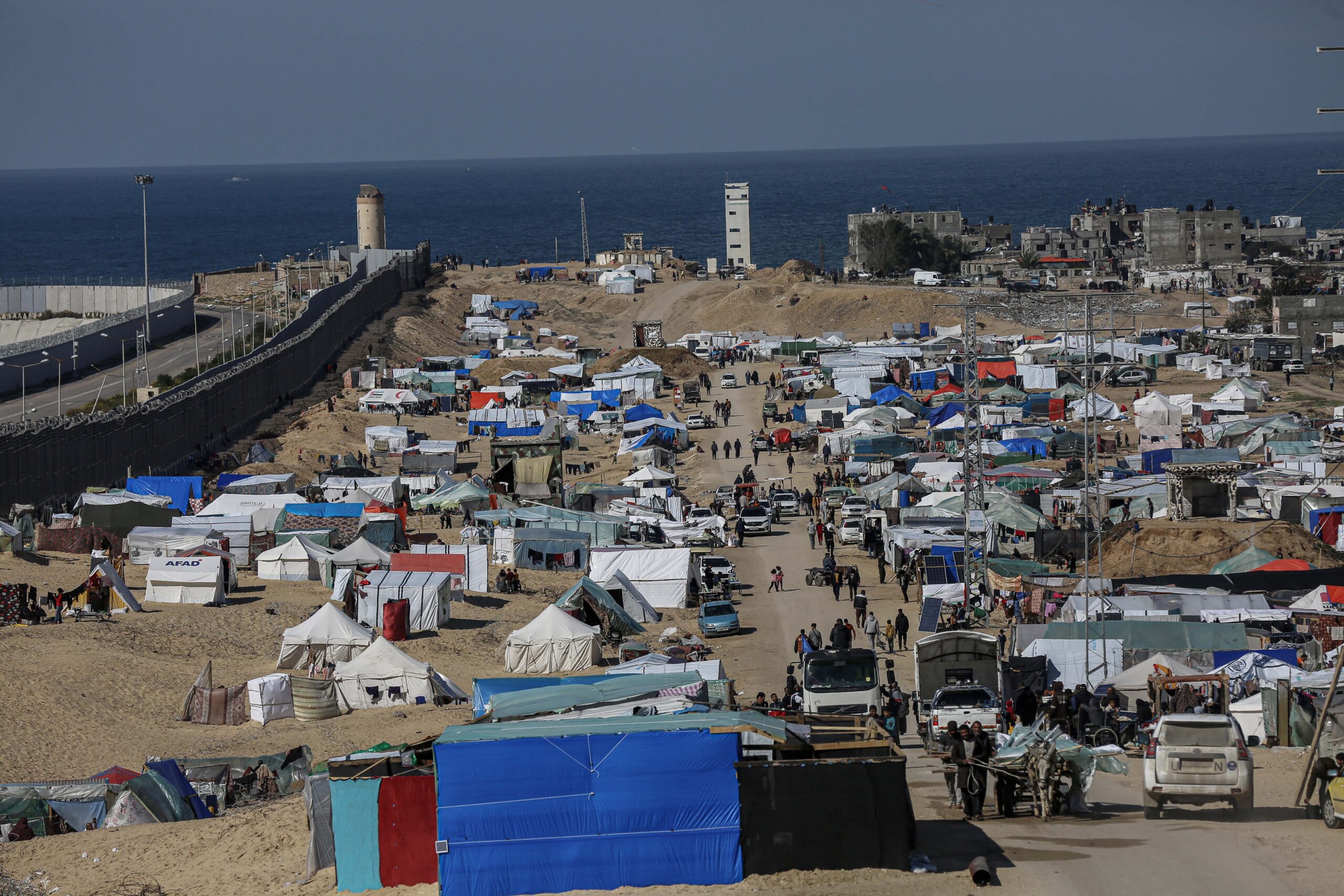 Gli israeliani cominciano a bombardare la città di Rafah: due famiglie sterminate, 14 morti