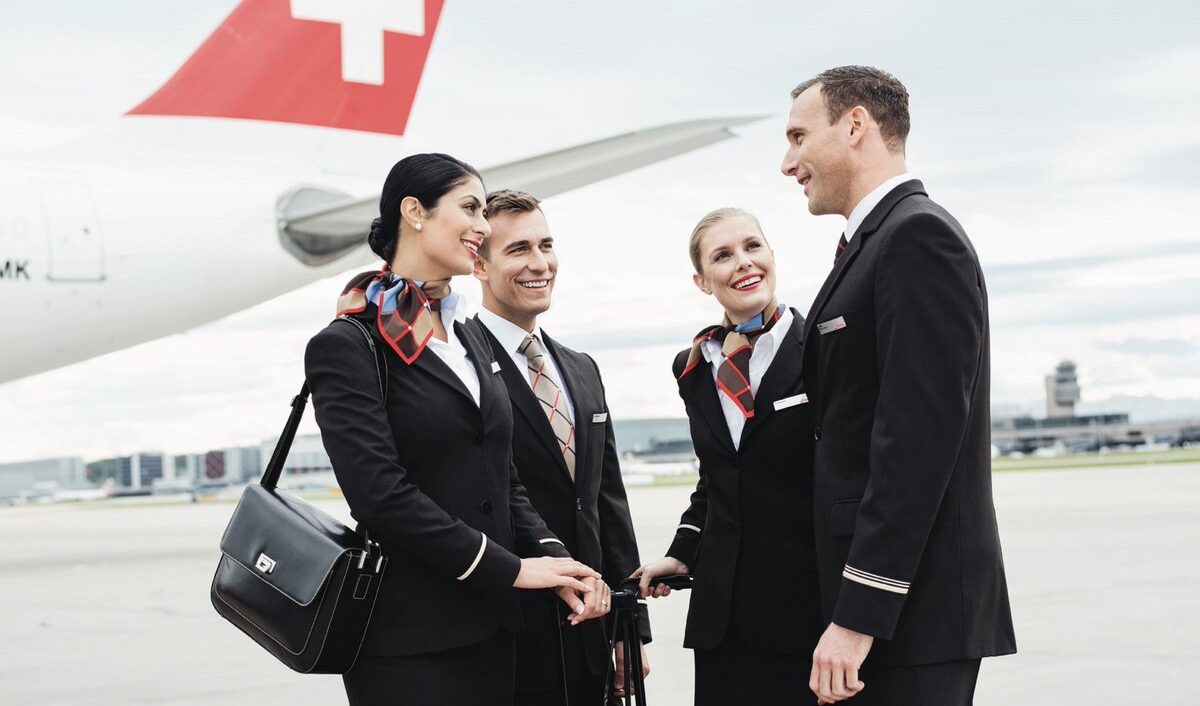 Swiss Air cambiano le regole: per le hostess niente più rossetto obbligatorio,  gli steward potranno truccarsi