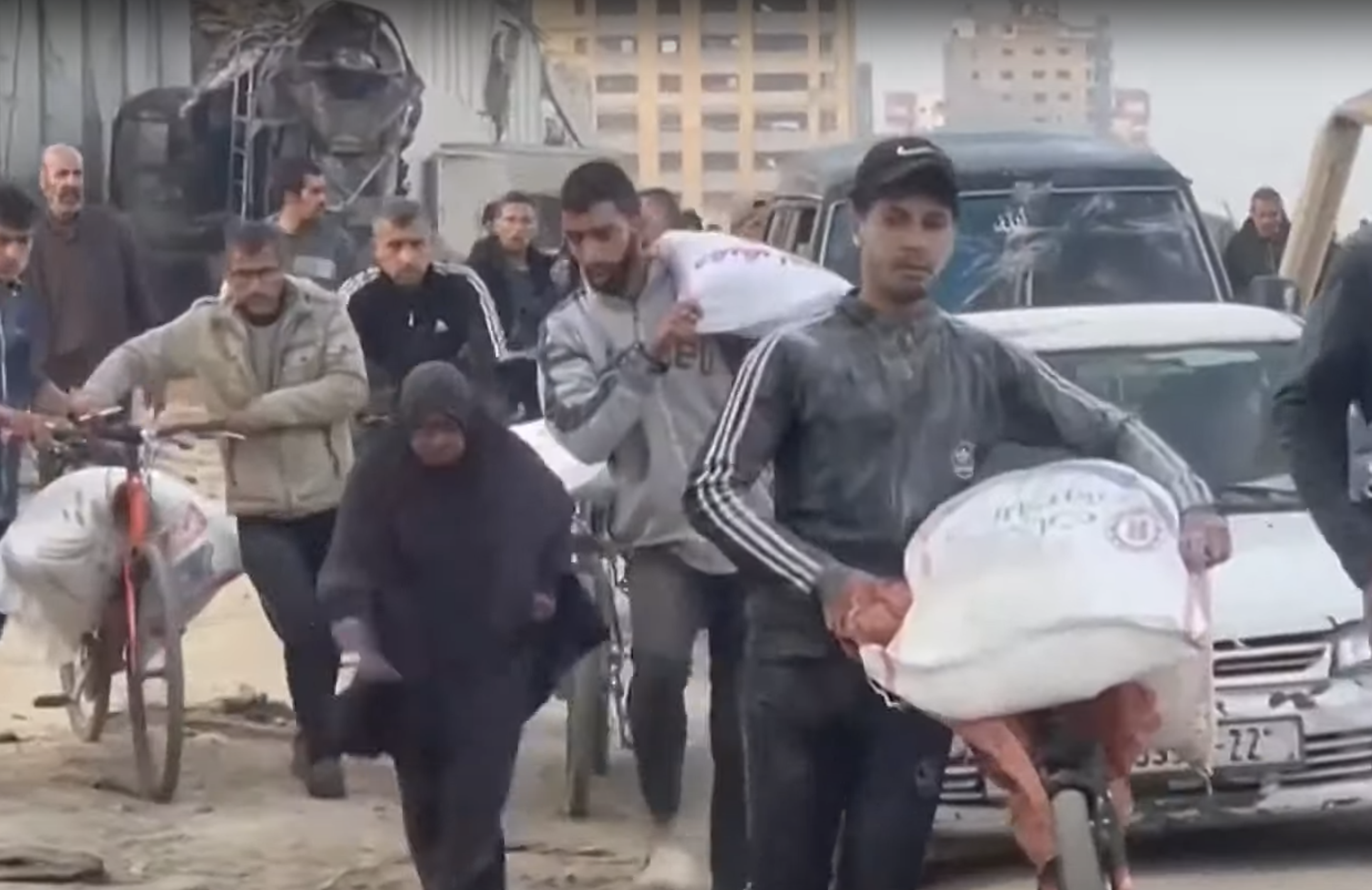 Gli israeliani bombardano una folla di palestinesi in attesa di aiuti umanitari: 104 morti e 750 feriti