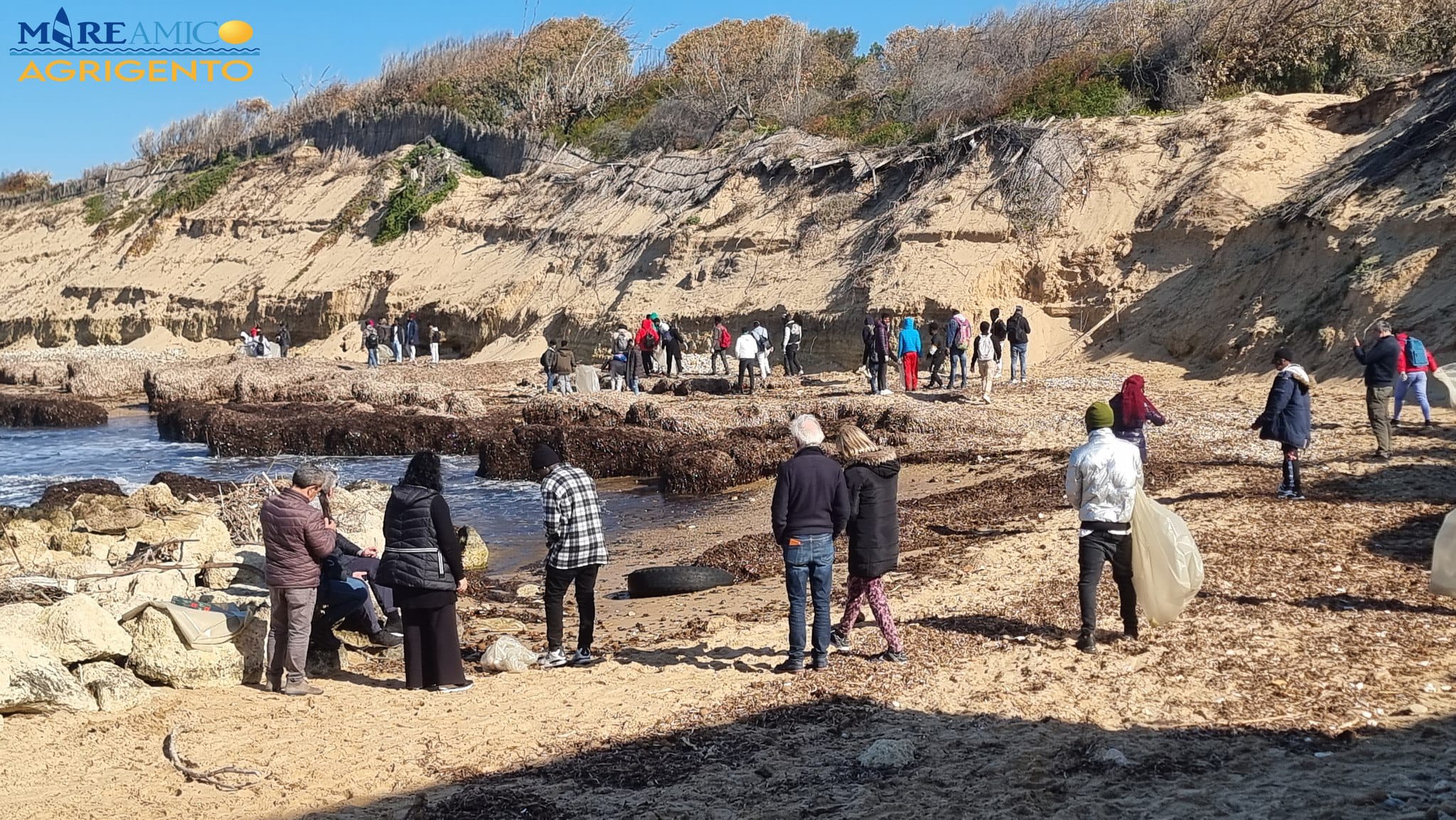 Ad Agrigento cinquanta giovani immigrati puliscono un'oasi naturale in abbandono