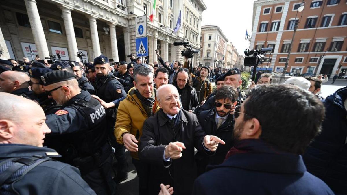 La polizia blocca la manifestazione dei sindaci del Sud guidati da De Luca contro il governo Meloni: "Fascisti!"