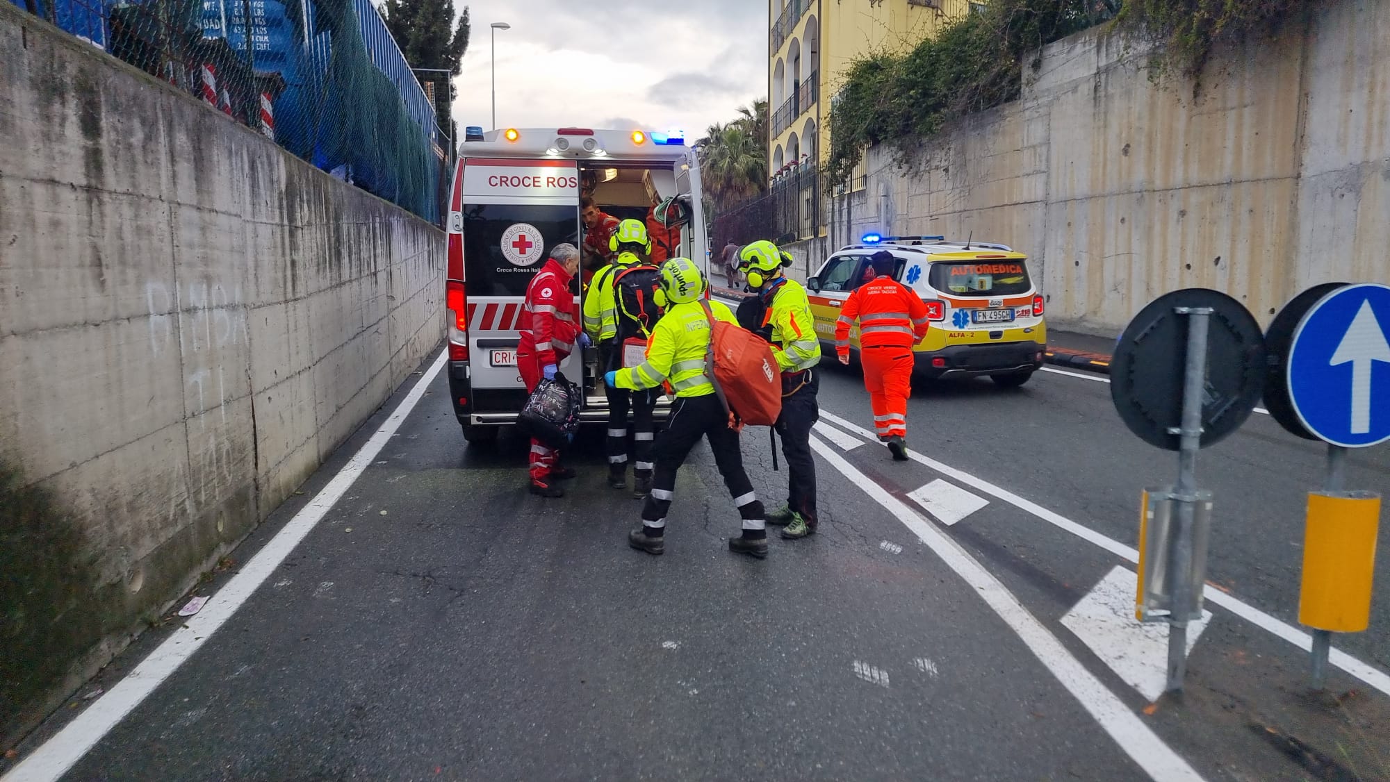 Sanremo, tir travolge fratello e sorella e scappa: morto il 17enne, ricoverata in gravi condizioni la giovane di 15 anni