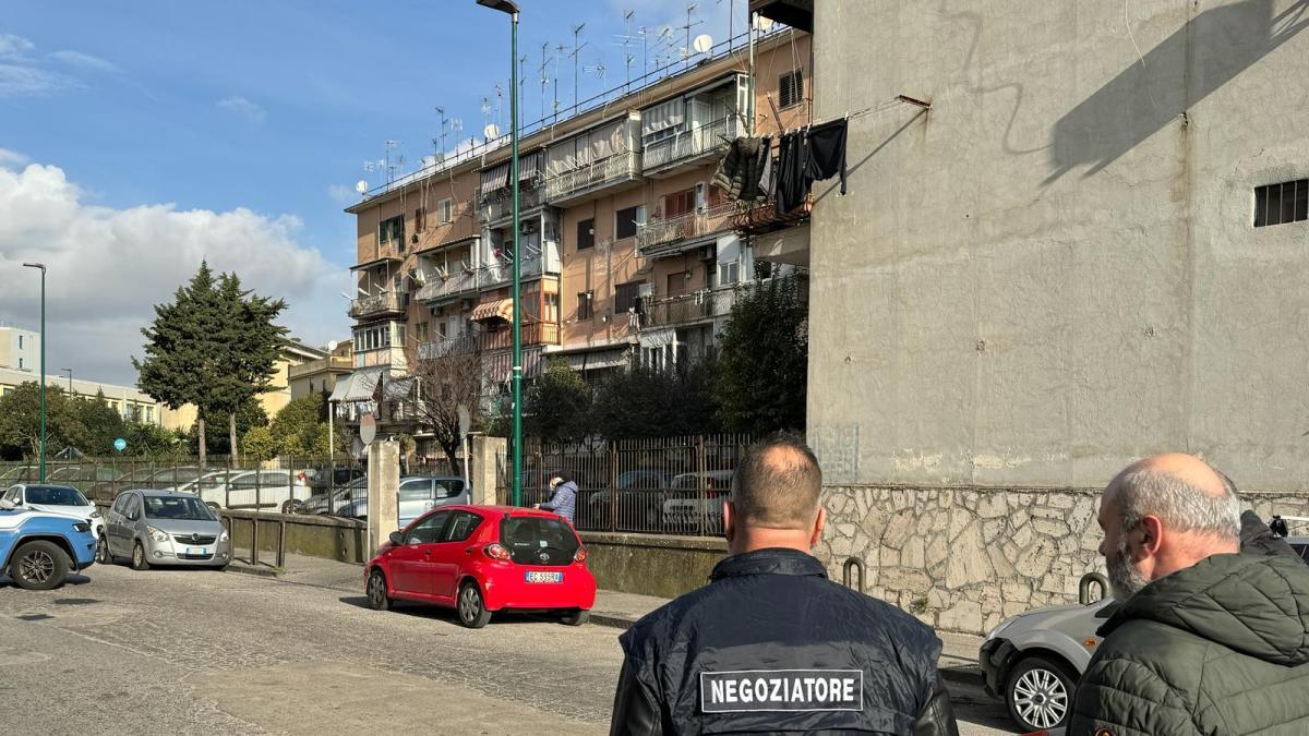 Spara in aria e si barrica in casa, l'uomo ha ucciso la moglie prima di togliersi la vita: la coppia aveva 3 figli