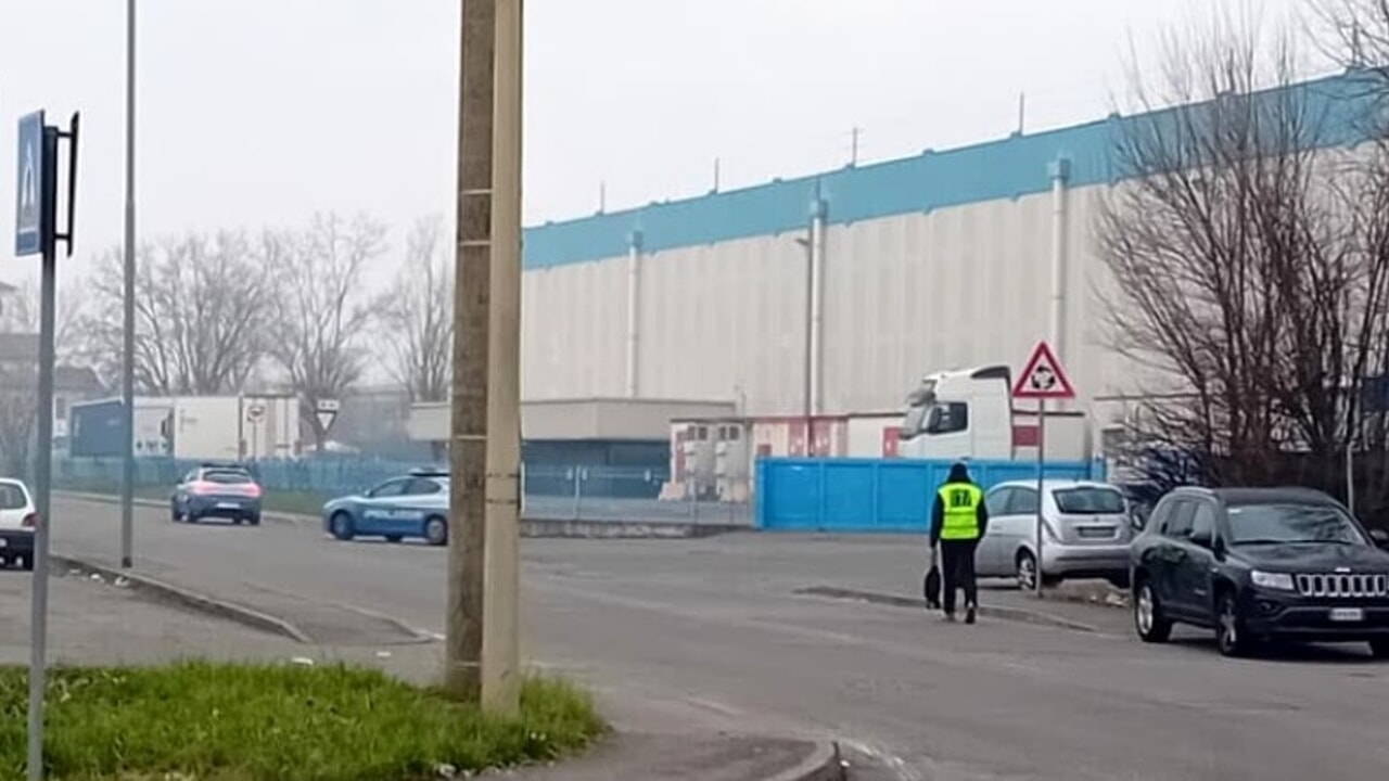 Operaio travolto da un camion in un'azienda di logistica: il 67enne è morto sul colpo