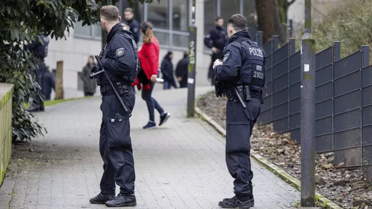 Wuppertal, aggredisce a coltellate i compagni di classe: almeno 4 i feriti, il giovane è stato fermato