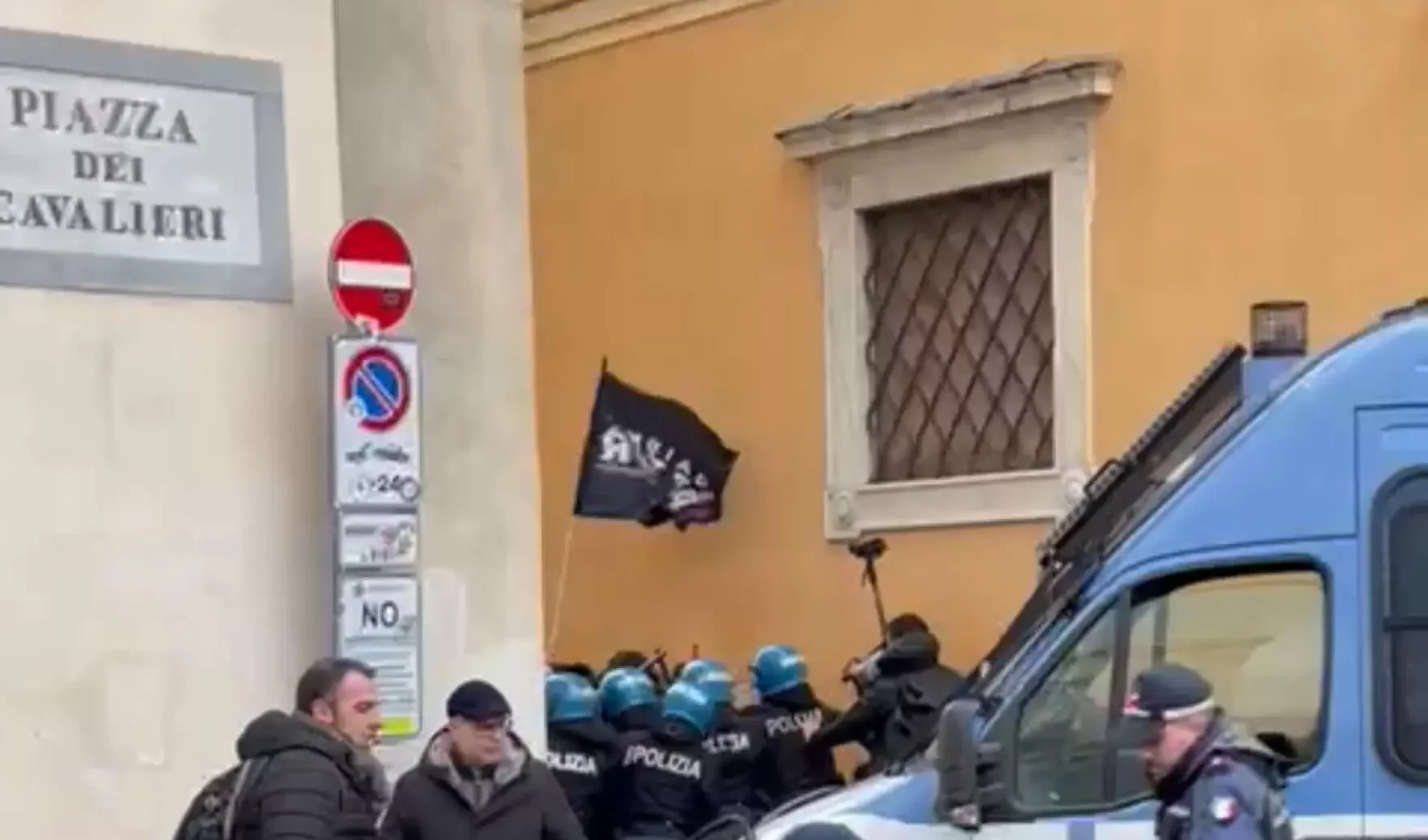 Studenti manganellati: la polizia ammette 'difficoltà operative' e la procura di Pisa apre un'indagine