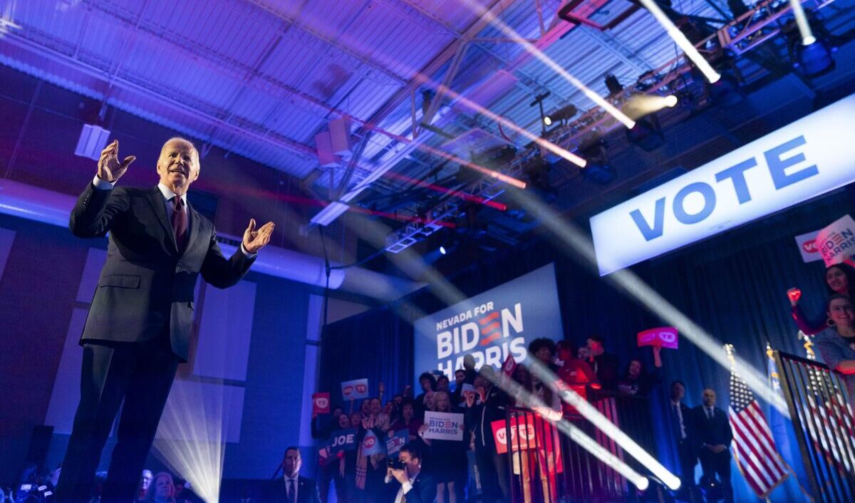 Biden confonde Macron con Mitterand: è solo l'ultima di una lunga serie di sfondoni Biden confonde Macron con Mitterand: è solo l'ultima di una lunga serie di sfondoni