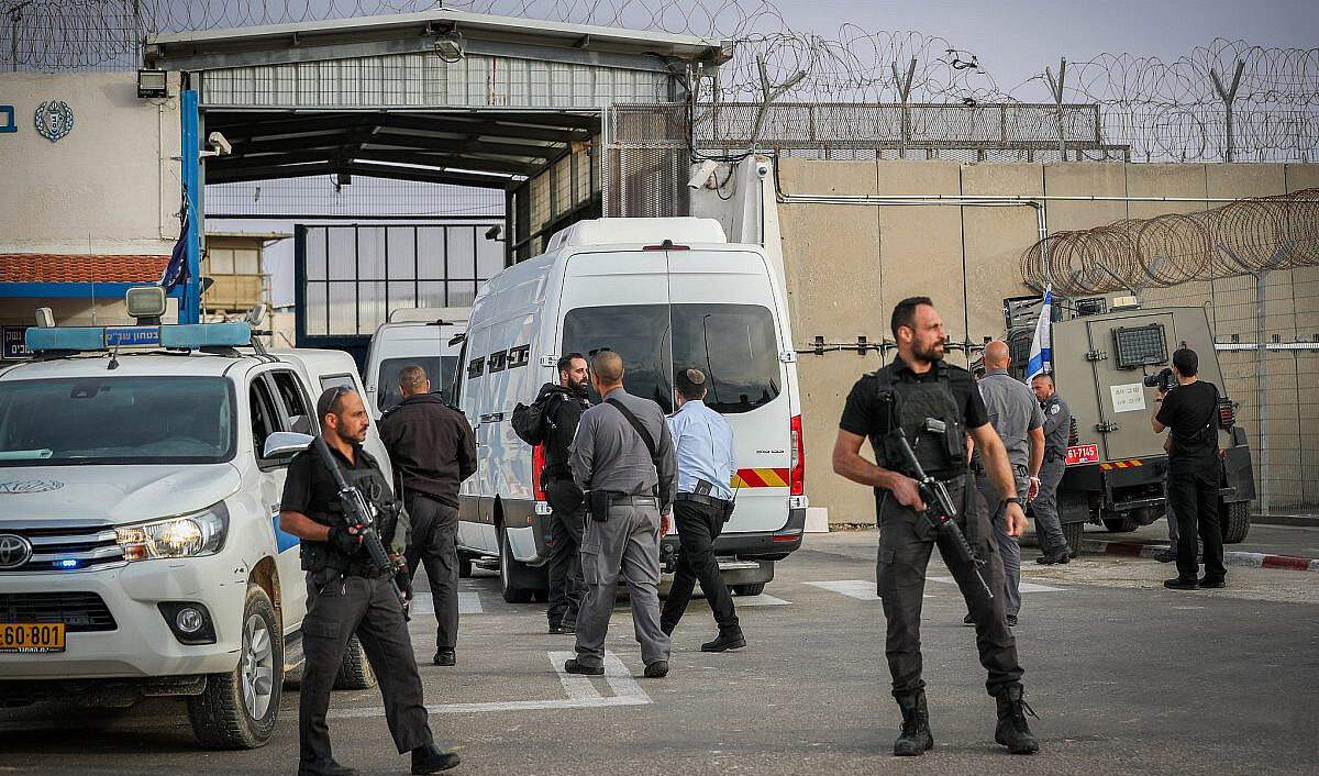 Detenuti palestinesi senza cure, con poco cibo e umiliati nelle prigioni israeliane: la denuncia