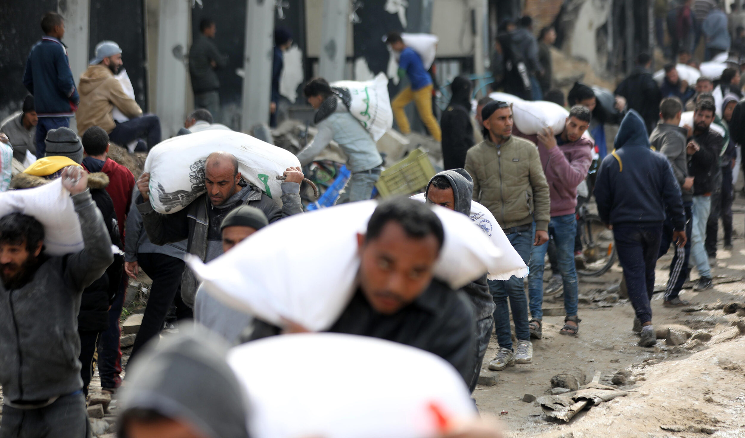 Gaza, il piano di Israele tra deportazioni e assedio: come se un orrore giustificasse un altro