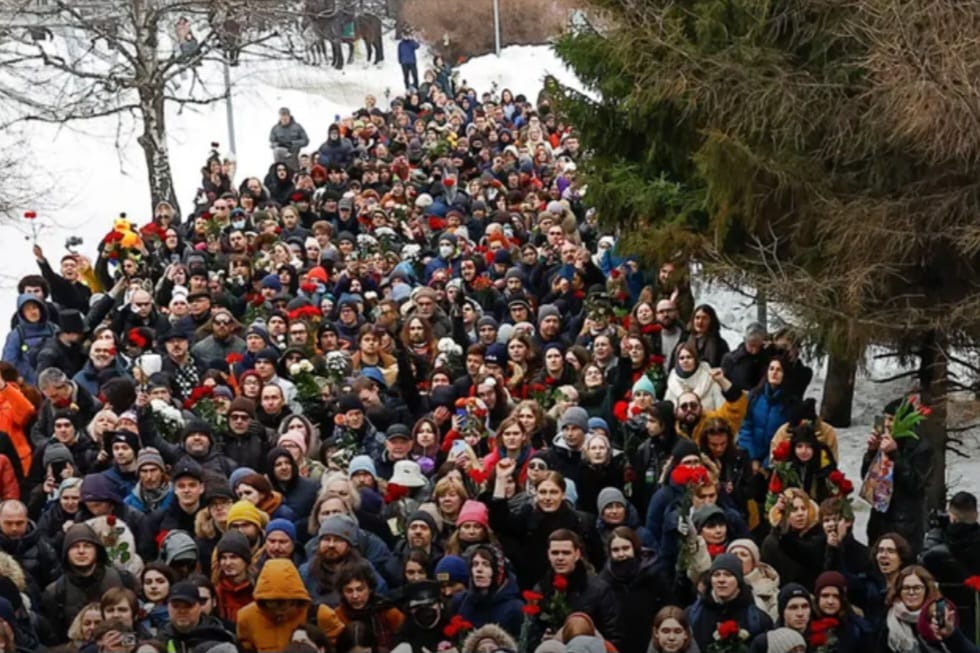 Folla ai funerali di Navalny