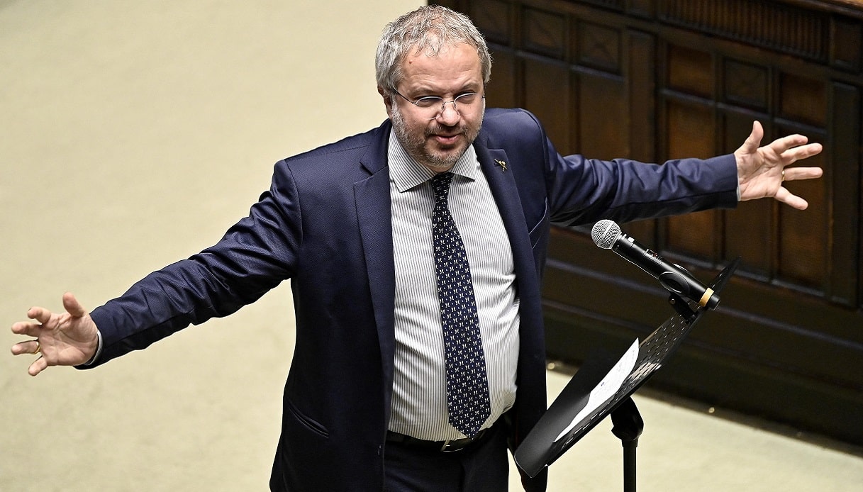 Borghi (Lega): "Togliamo l'obbligo di esporre la bandiera della Ue, esiste solo in Italia"