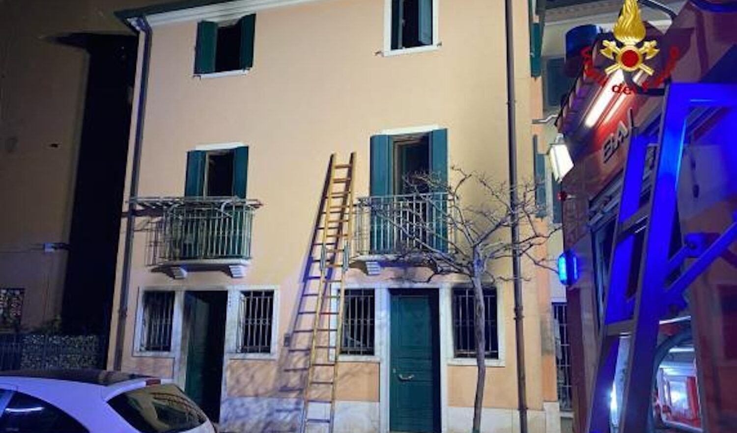 Incendio in un appartamento di Chioggia: tre morti
