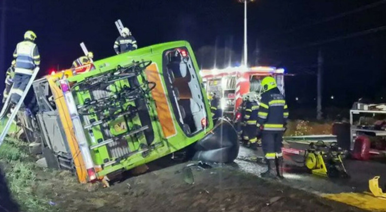 Pullman si ribalta sull'A1, morto un 19enne: anche 6 feriti per lo schianto tra Modena e Valsamoggia