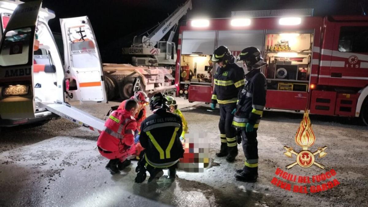 Tre operai cadono da un carrello elevatore nel cantiere di una galleria: sono tutti in gravi condizioni