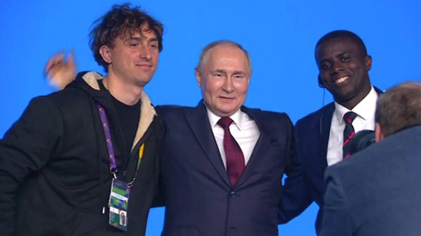 Jorit risponde agli attacchi per la foto con Putin: "Lungi da me elogiarlo, ma la propaganda ci allontana dalla pace"