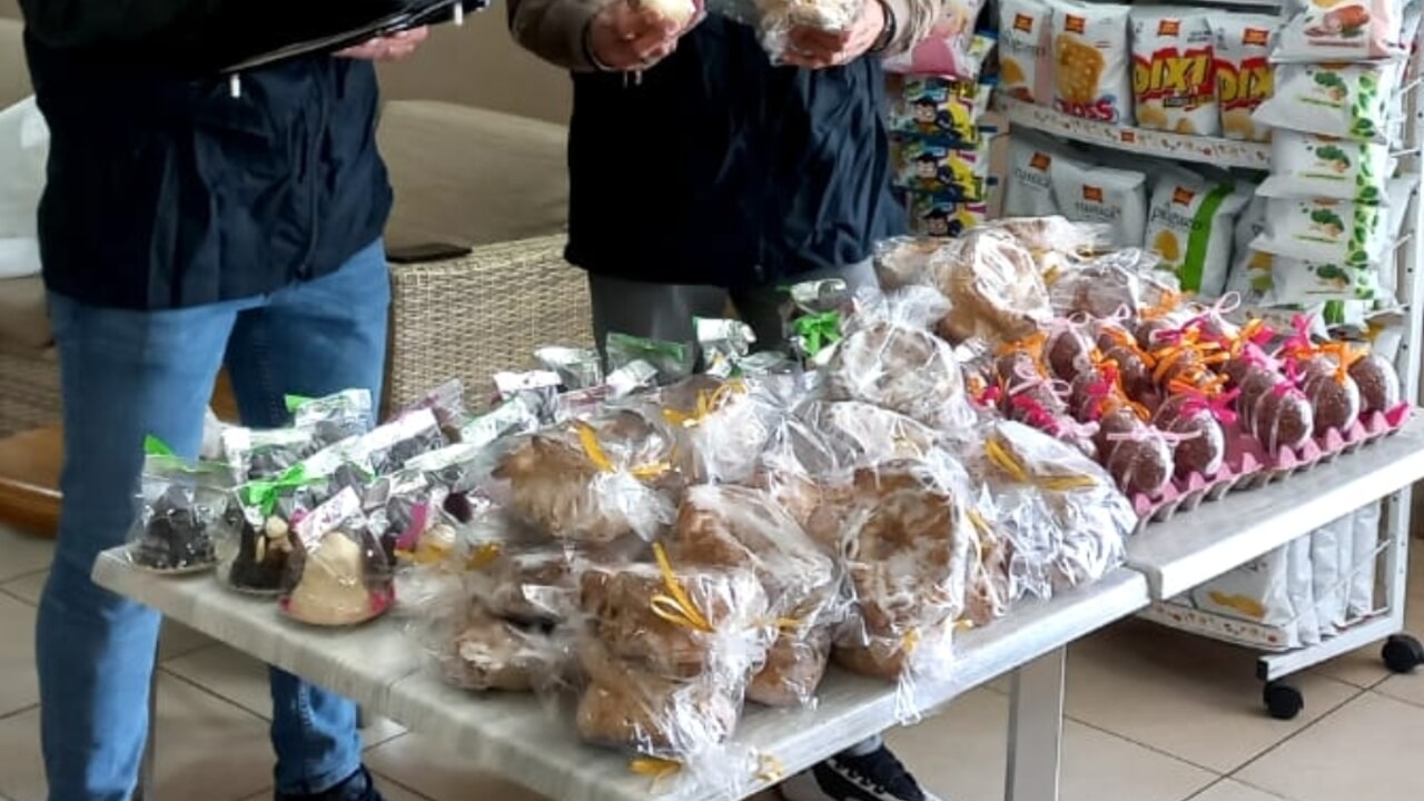 Pasqua, sequestrate 2 tonnellate di uova di cioccolato e colombe: escrementi di roditori e finti prodotti artigianali